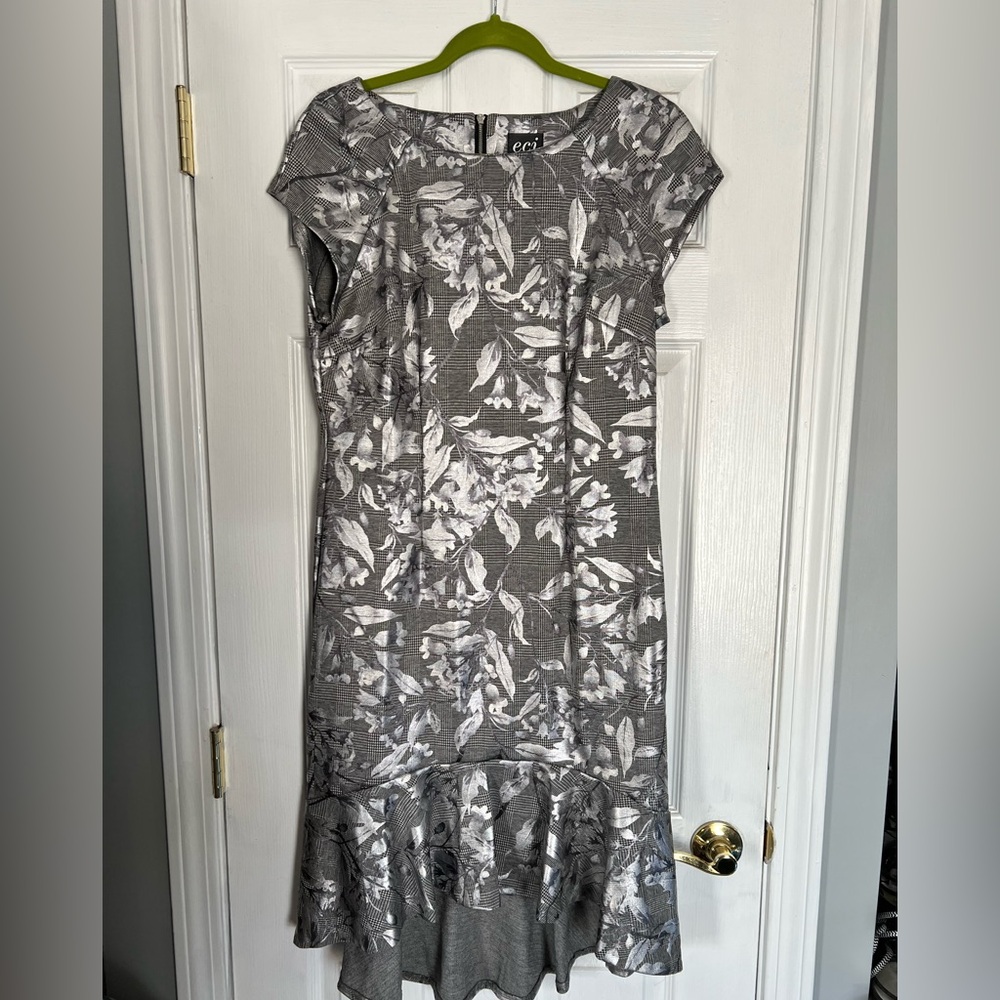 Flattering body fit-Slight high-low hemSilver shine patternGreat wedding guest.